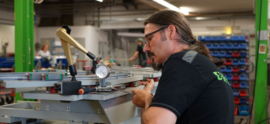 Urban Mitarbeiter an Maschine - Mechaniker