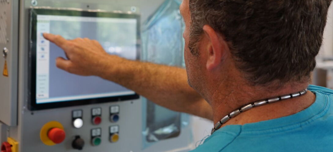 Mitarbeiter Wolfgang Rogg an Maschine - PLC Programmierer - Techniker