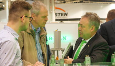 Fensterbau Frontale Messe 2019 Mitarbeiter Fred Karsten Karl im Kundengespräch