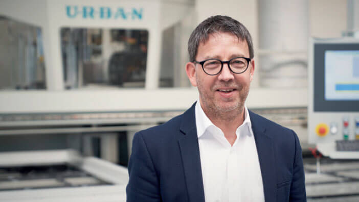 URBAN Maschinenbau - Bernhard Bruckbauer vor Urban Maschine Kopie