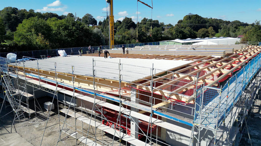 URBAN Maschinenbau - Hallenbeubau Dachkonstruktion bei der Arbeit