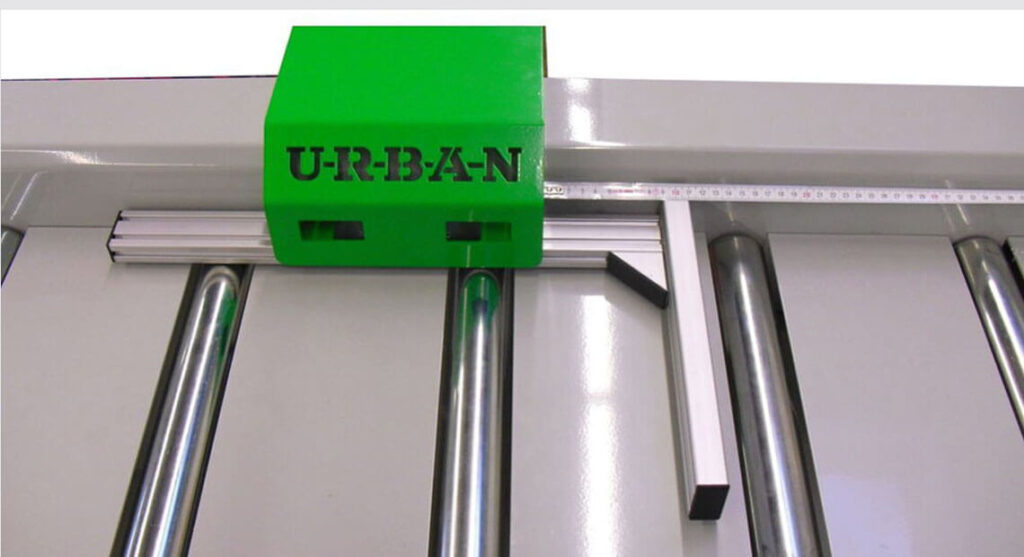 URBAN Maschinenbau - Längenanschlag elektrisch LAE 2600 mit Rollenauflage