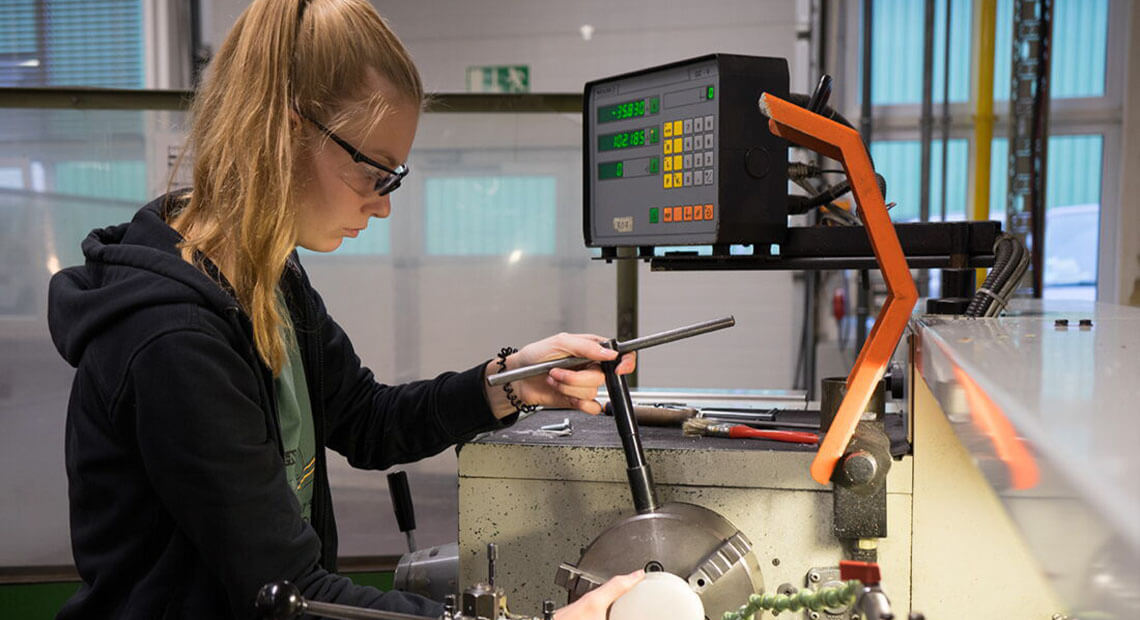 URBAN Mechanical Engineering Leonie Deller Apprenticeship as an Industrial Mechanic URBAN Mechanical Engineering Leonie Deller Apprenticeship as an Industrial Mechanic