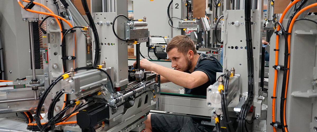 URBAN Maschinenbau - Employee in machine