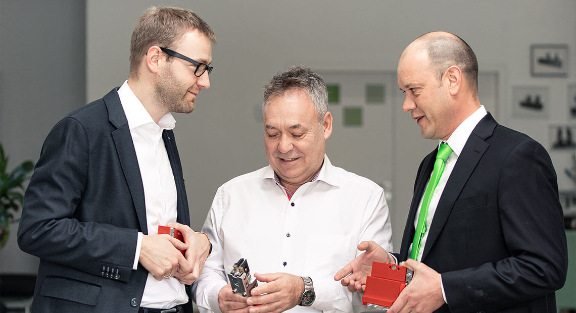 URBAN Maschinenbau – Urban employees Michael Walther, Fred Karsten Karl, and Andreas Pauls with workpieces URBAN Maschinenbau - Urban employees Michael Walther, Fred Karsten Karl, and Andreas Pauls with workpieces
