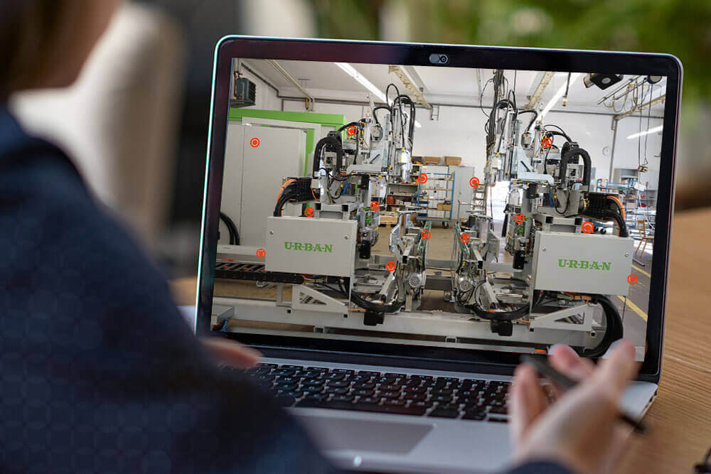 Urban-Aufzeichnung-Interessent-schaut-Urban-3D-Tour-am-Laptop
