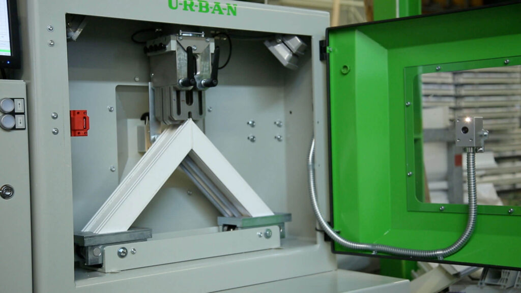 Urban Maschinenbau - Ecke im Eckfestigkeitsprüfgerät mit offenen Fenster